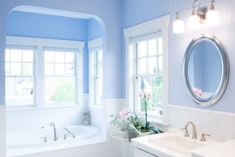 What is the best paint color for a small bathroom
