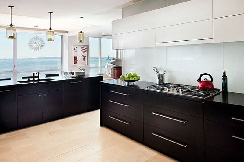 Coastal kitchen with black and white combo
