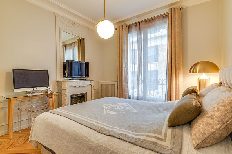 Simple beige colour bedroom 